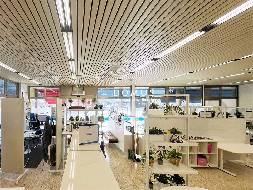 Open space con vetrine zona passaggio