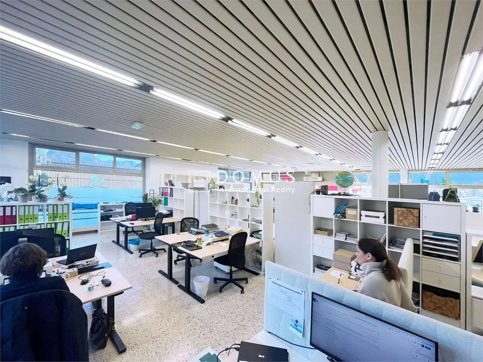 Open space con vetrine zona passaggio