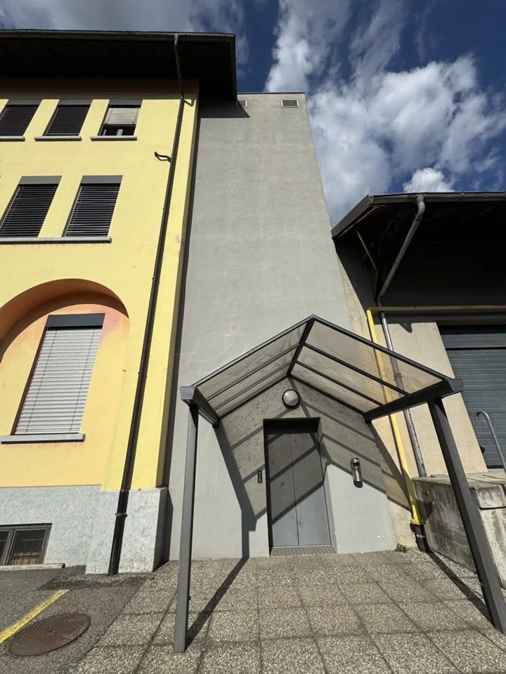 Surfaces administratives en location de 300 à 1200m2 à Chiasso Piccola Velocità