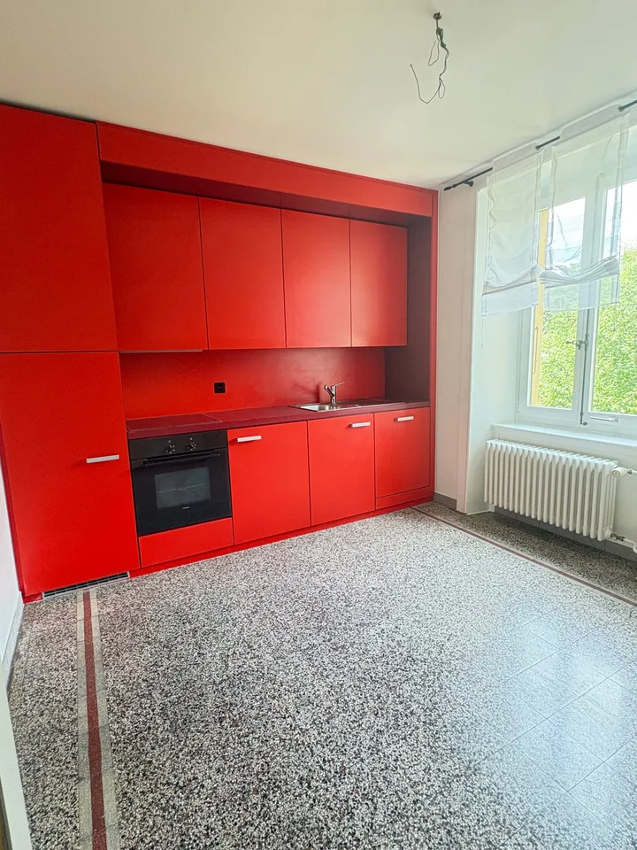 Zweizimmerwohnung hell und gut gelegen in Fleurier / Renovierung der Anstriche im Gange