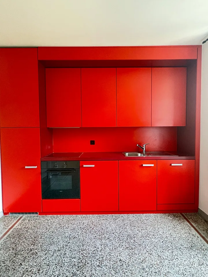 Zweizimmerwohnung hell und gut gelegen in Fleurier / Renovierung der Anstriche im Gange