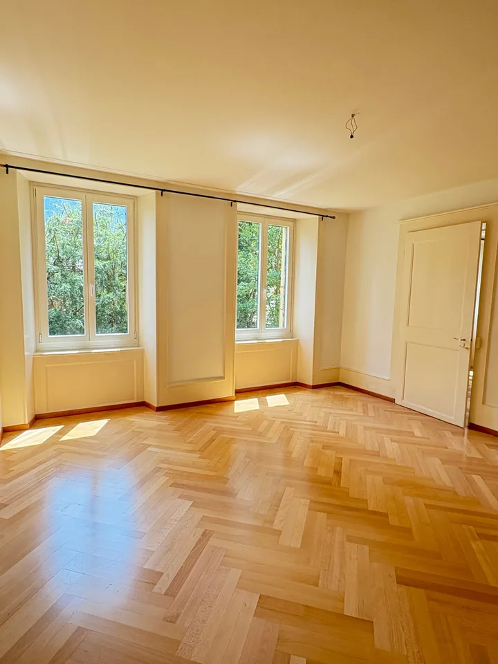 Zweizimmerwohnung hell und gut gelegen in Fleurier / Renovierung der Anstriche im Gange