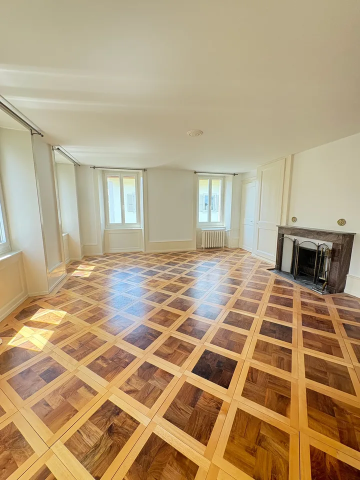 Zweizimmerwohnung hell und gut gelegen in Fleurier / Renovierung der Anstriche im Gange