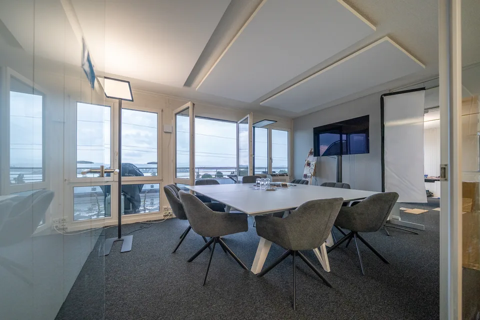 Ufficio in attico con vista sul lago nella comunità a bassa imposizione fiscale di Freienbach SZ