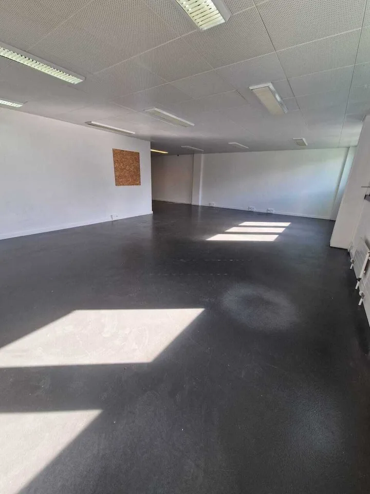 Locale commerciale, superficie ufficio - 124m2 - 1027 Lonay
