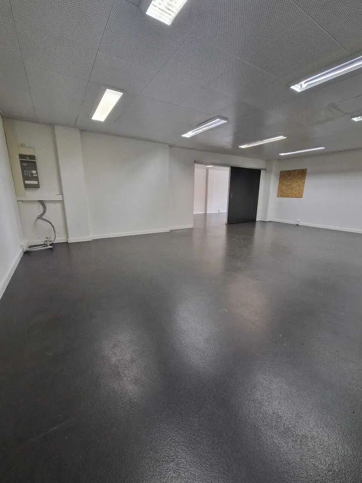 Locale commerciale, superficie ufficio - 124m2 - 1027 Lonay