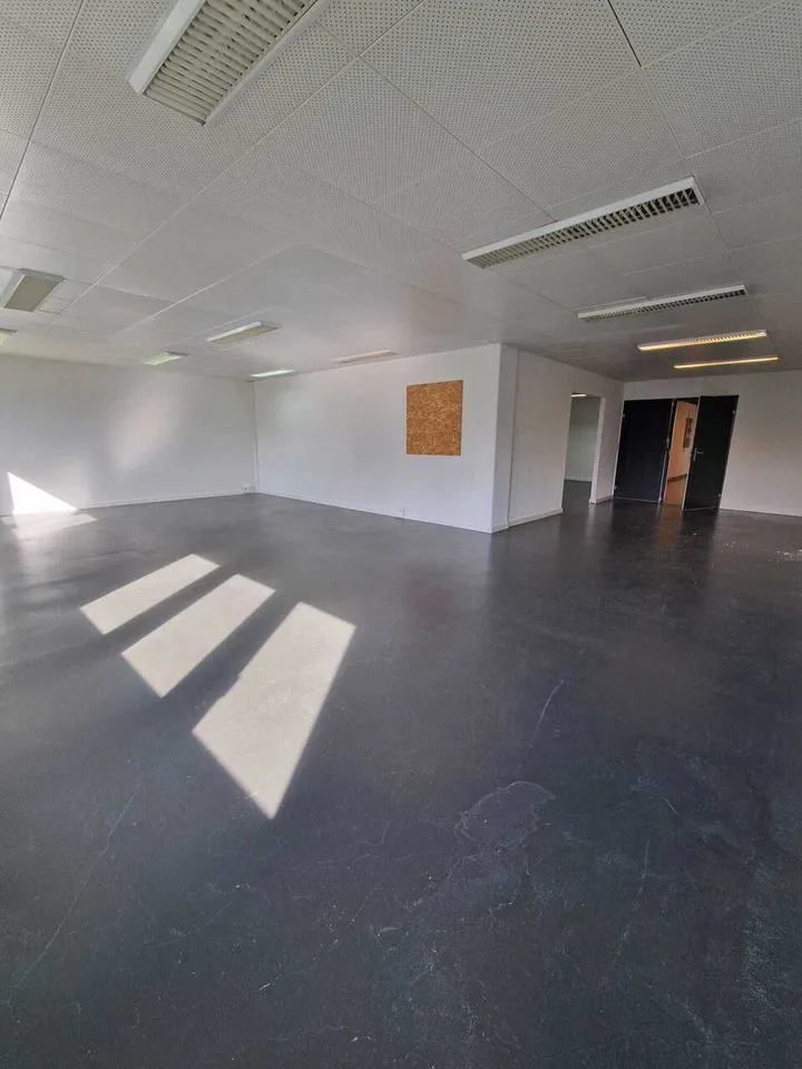 Local commercial, surface bureau - 124m2 - 1027 Lonay