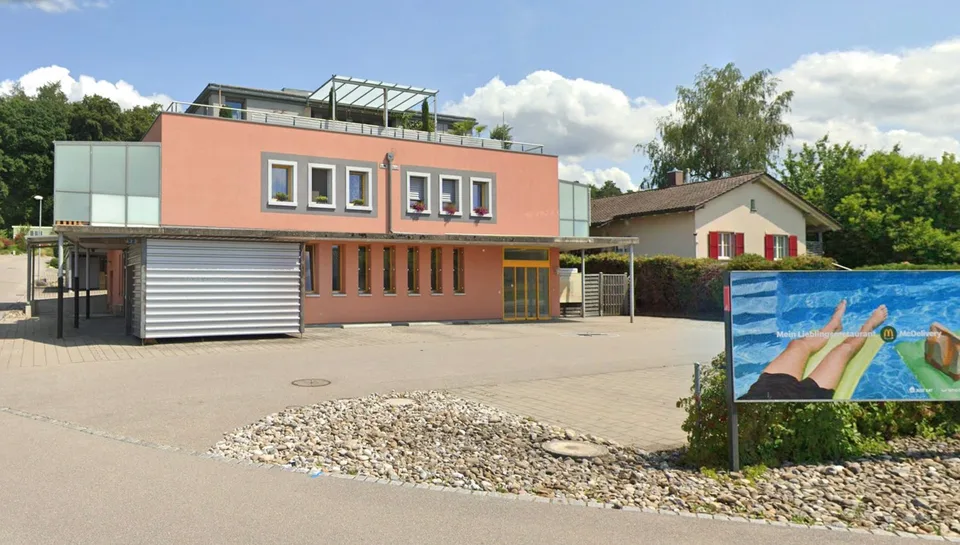 Gurmels - Parcheggio in affitto, direttamente alla fermata dell'autobus Sonneck