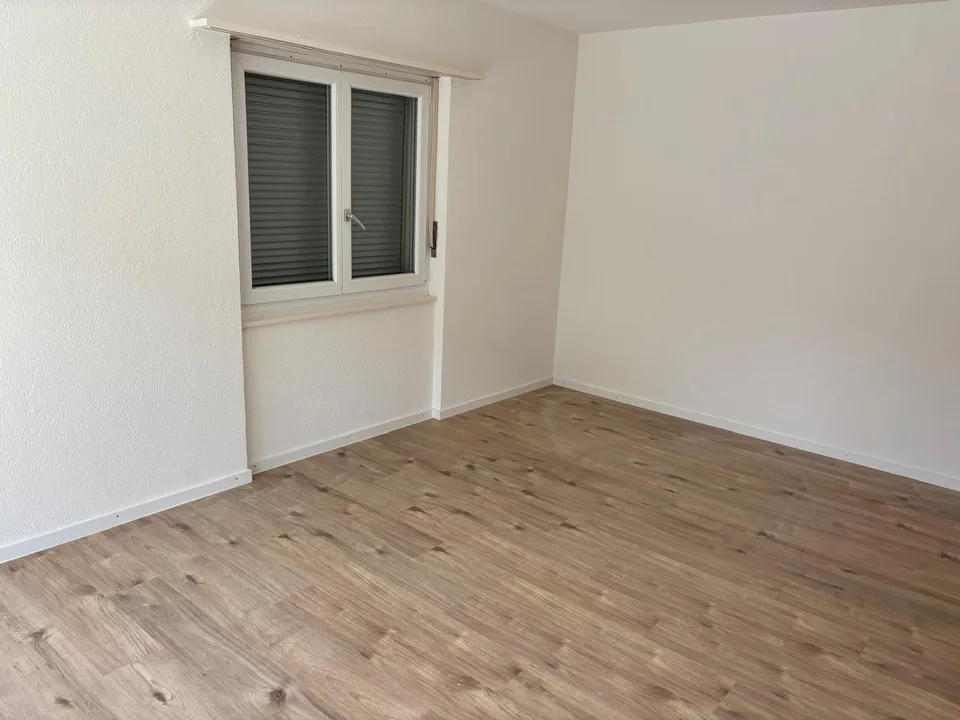 Appartamento di 4 locali luminoso al piano rialzato con balcone a Studen