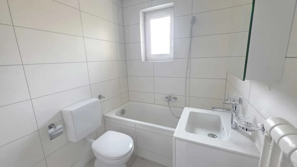 Bell'appartamento di 4 locali ristrutturato con balcone – foto 7 di 9