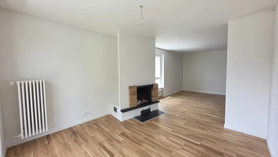 Prächtige 4-Zimmer-Wohnung, komplett renoviert, mit Balkon
