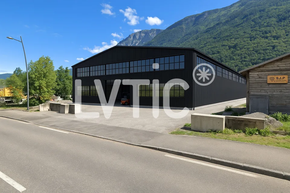 Halle de 3000 m2 avec PC en force sur terrain de 10'000 m2 à Vernayaz