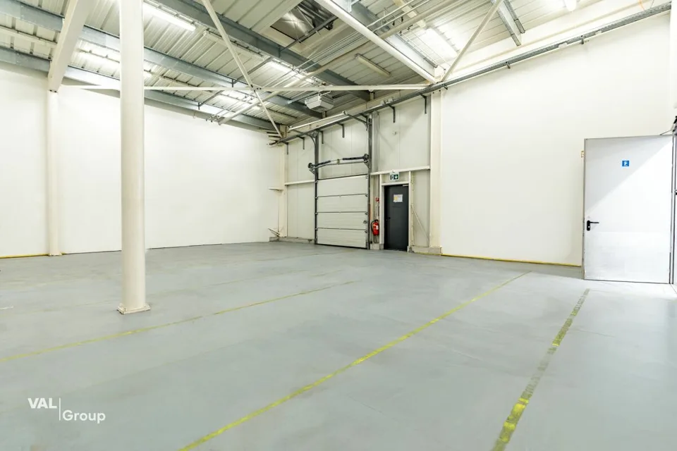 Moderne Gewerbehalle im Fachmarkt «Dreispitz»