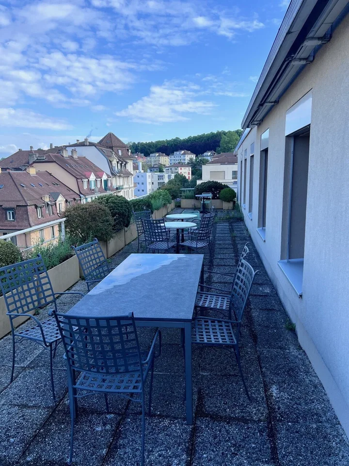 Zu vermieten - 1'410 m² Bürofläche mit Lager und Parkplätzen in Lausanne