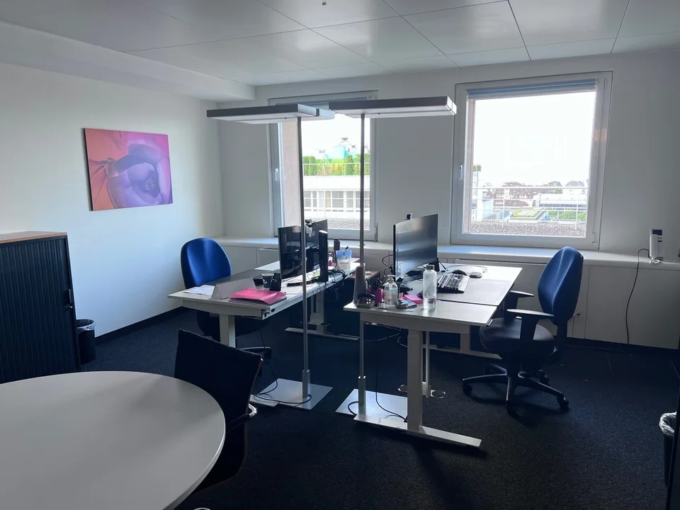 Zu vermieten - 1'410 m² Bürofläche mit Lager und Parkplätzen in Lausanne