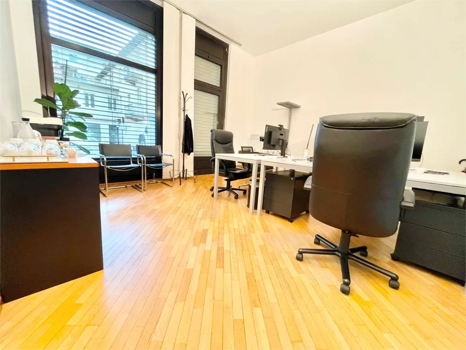 Uffici comunicanti all'interno di un Business Center a Lugano centro -