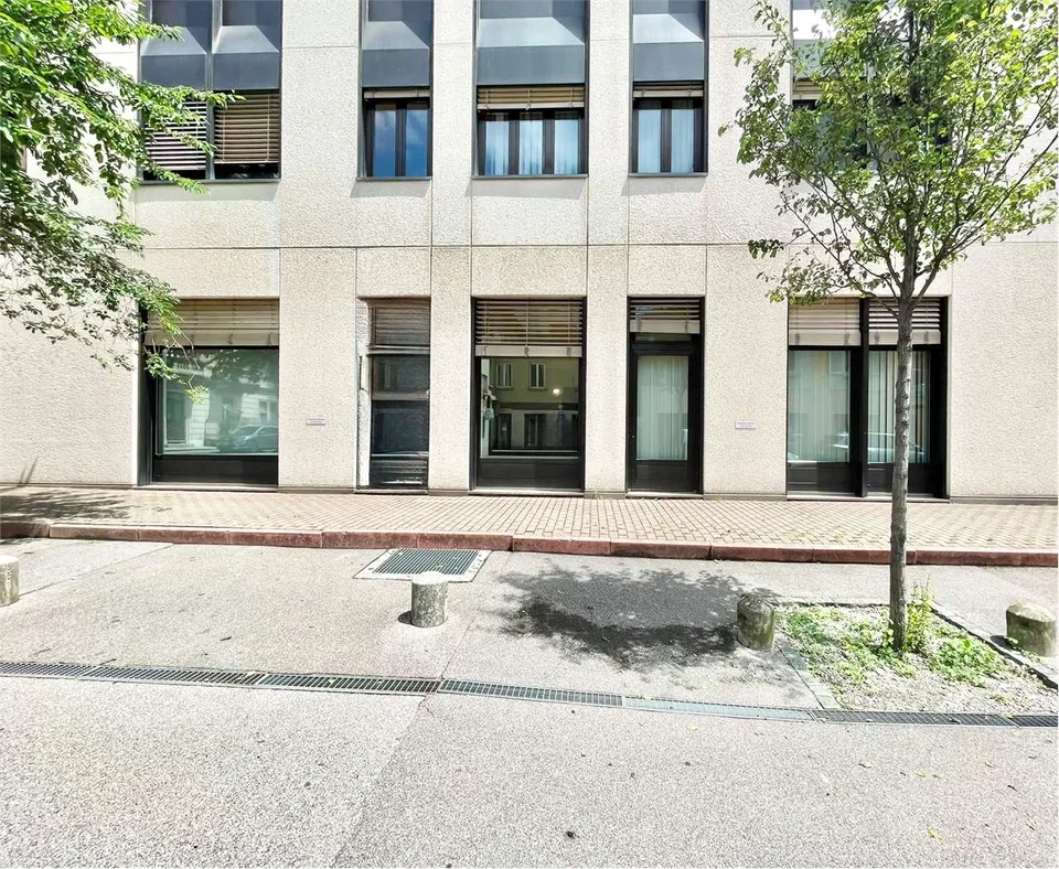 Uffici comunicanti all'interno di un Business Center a Lugano centro -