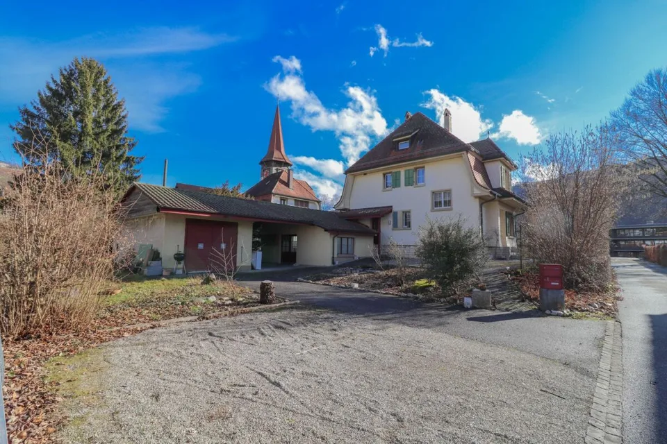 8.5-Zi-Haus, auch als Mehrgenerationenhaus nutzbar, auf 1'441 m2 Land mit Baulandreserve