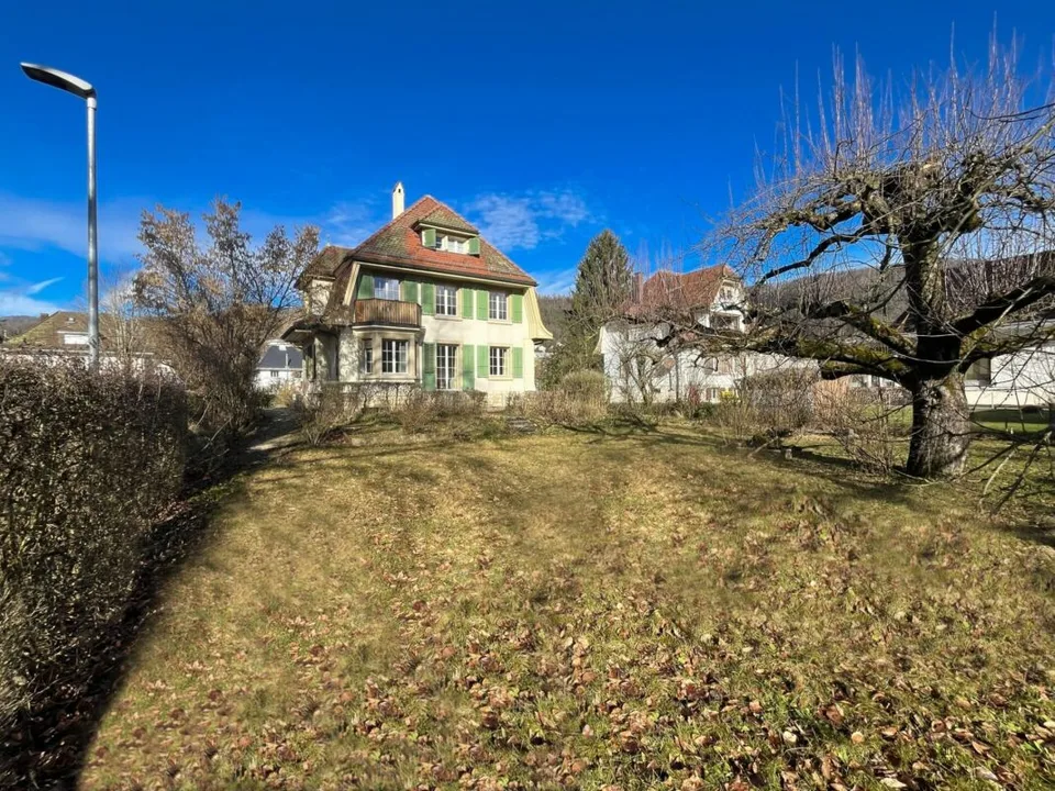 Maison de 8,5 pièces, également utilisable comme maison à plusieurs générations, sur 1 441 m2 de terrain avec réserve de terrain constructible
