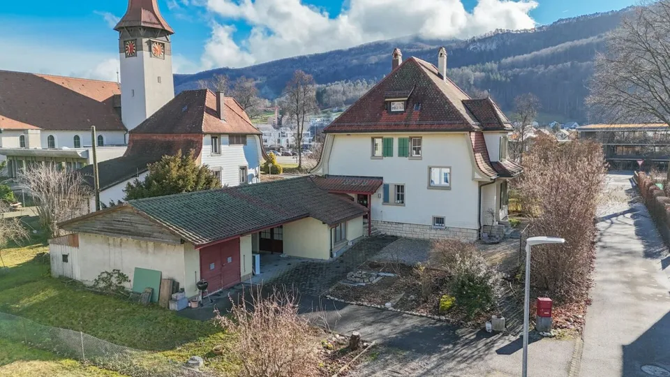 Maison de 8,5 pièces, également utilisable comme maison à plusieurs générations, sur 1 441 m2 de terrain avec réserve de terrain constructible