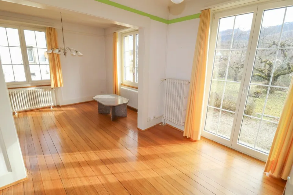 Maison de 8,5 pièces, également utilisable comme maison à plusieurs générations, sur 1 441 m2 de terrain avec réserve de terrain constructible