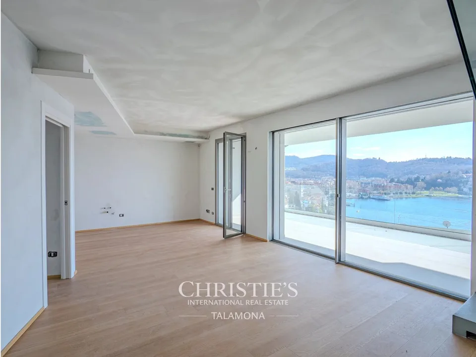 Dreizimmer-Penthouse mit herrlichem Seeblick in Laveno-Mombello