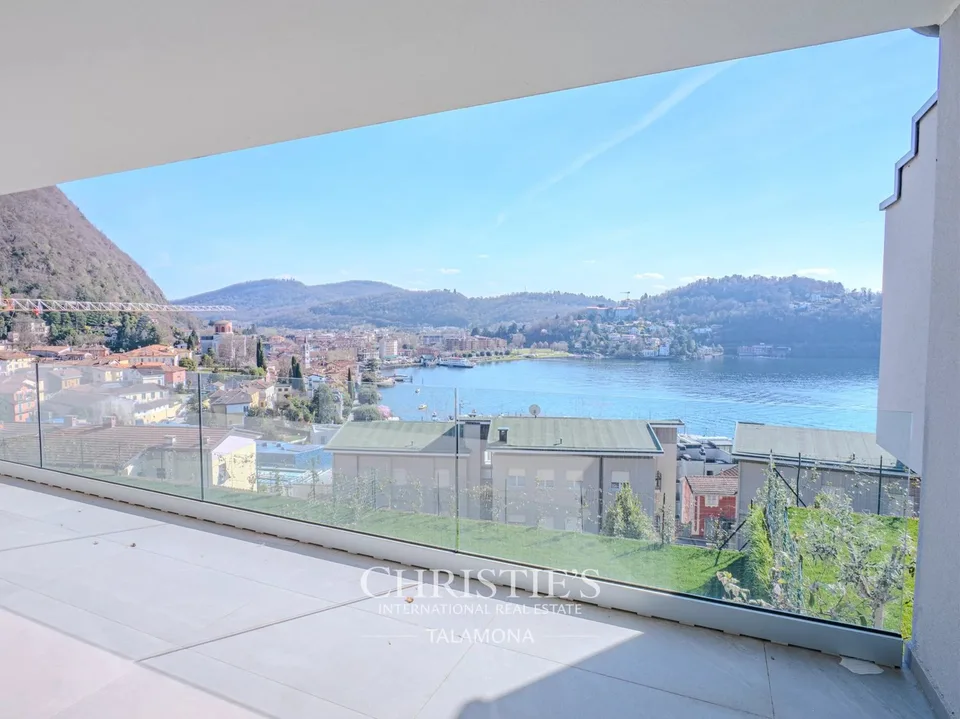 Dreizimmer-Penthouse mit herrlichem Seeblick in Laveno-Mombello