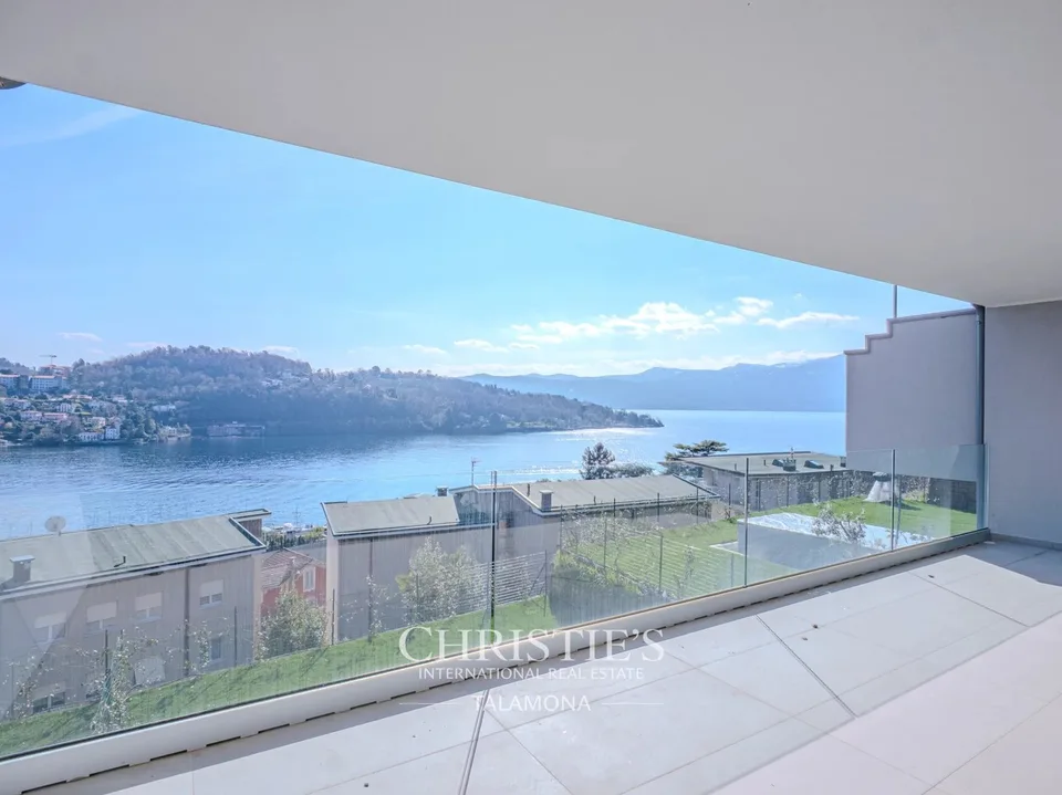 Dreizimmer-Penthouse mit herrlichem Seeblick in Laveno-Mombello