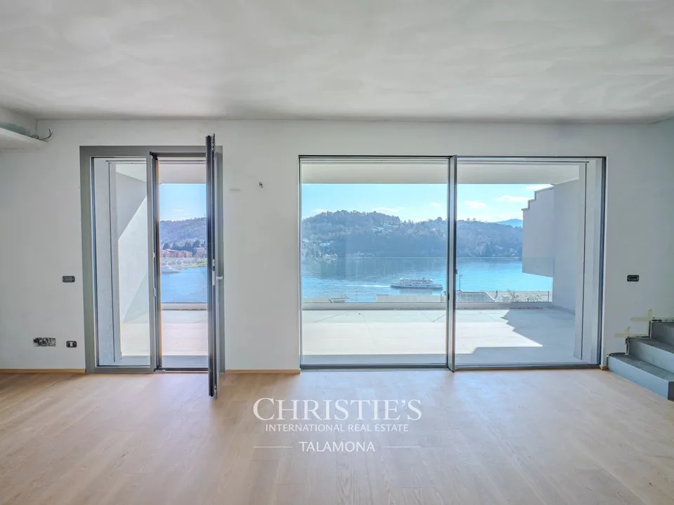 Dreizimmer-Penthouse mit herrlichem Seeblick in Laveno-Mombello