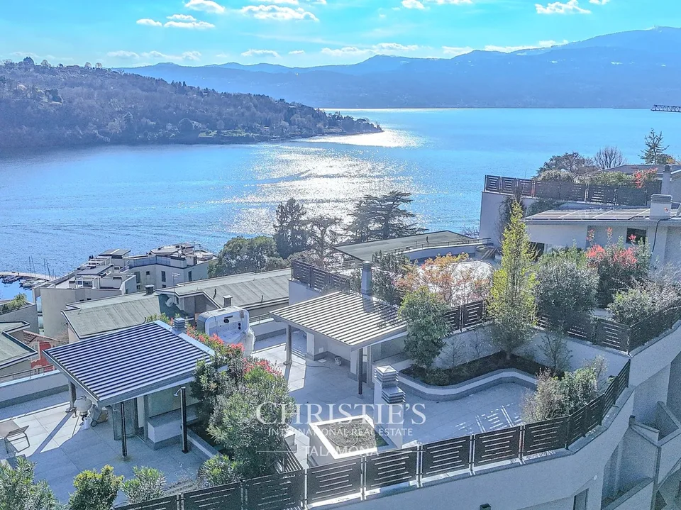Dreizimmer-Penthouse mit herrlichem Seeblick in Laveno-Mombello
