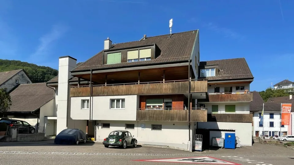 Wohn- und Geschäftshaus mit Parkplätzen in Buckten/BL