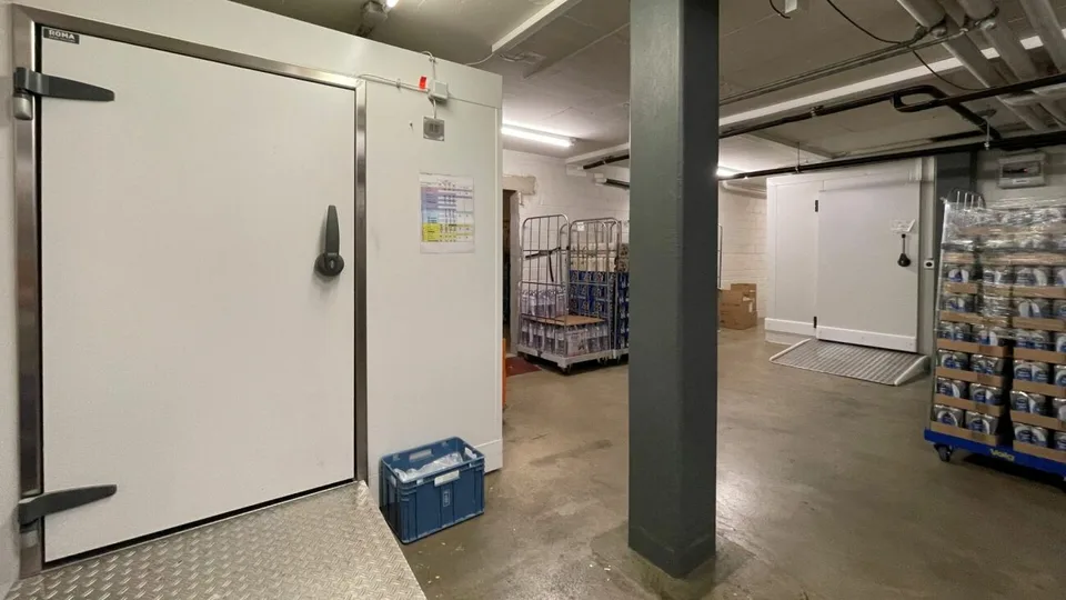 Casa residenziale e commerciale con parcheggi a Buckten/BL
