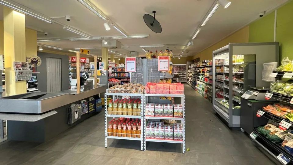 Casa residenziale e commerciale con parcheggi a Buckten/BL
