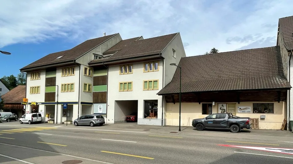 Casa residenziale e commerciale con parcheggi a Buckten/BL