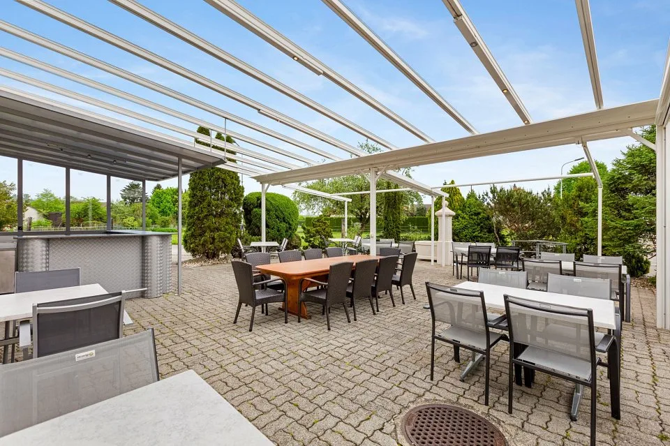 Ristorante di villaggio attraente con bella terrazza di giardino, 2 piste di bowling, sistema PV + 3 appartamenti