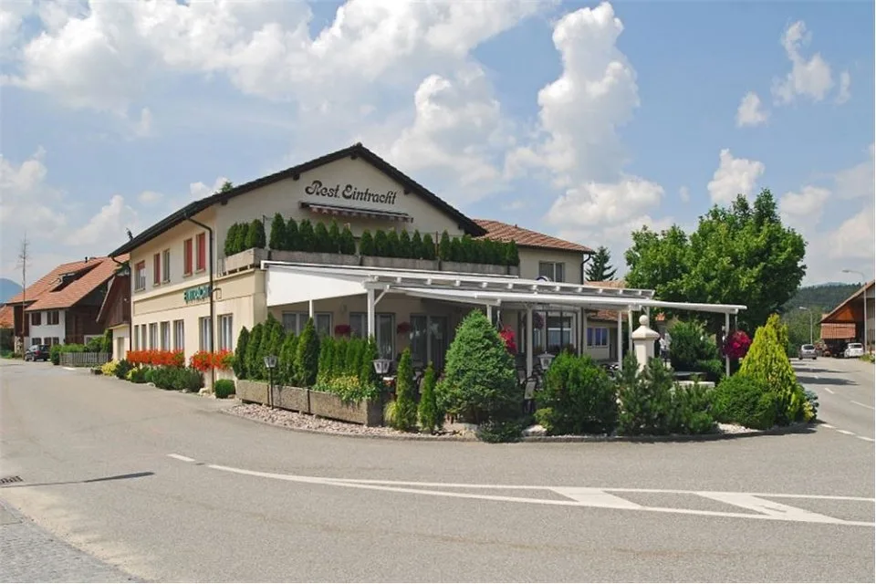 Attraktives Dorfrestaurant mit schöner Gartenterrasse,  2 Kegelbahnen, PV Anlage + 3 Wohnungen