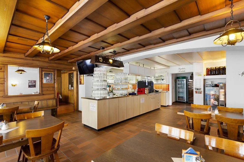Ristorante di villaggio attraente con bella terrazza di giardino, 2 piste di bowling, sistema PV + 3 appartamenti