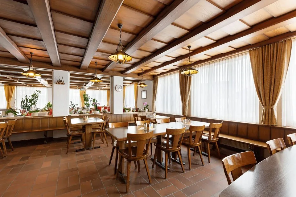 Ristorante di villaggio attraente con bella terrazza di giardino, 2 piste di bowling, sistema PV + 3 appartamenti