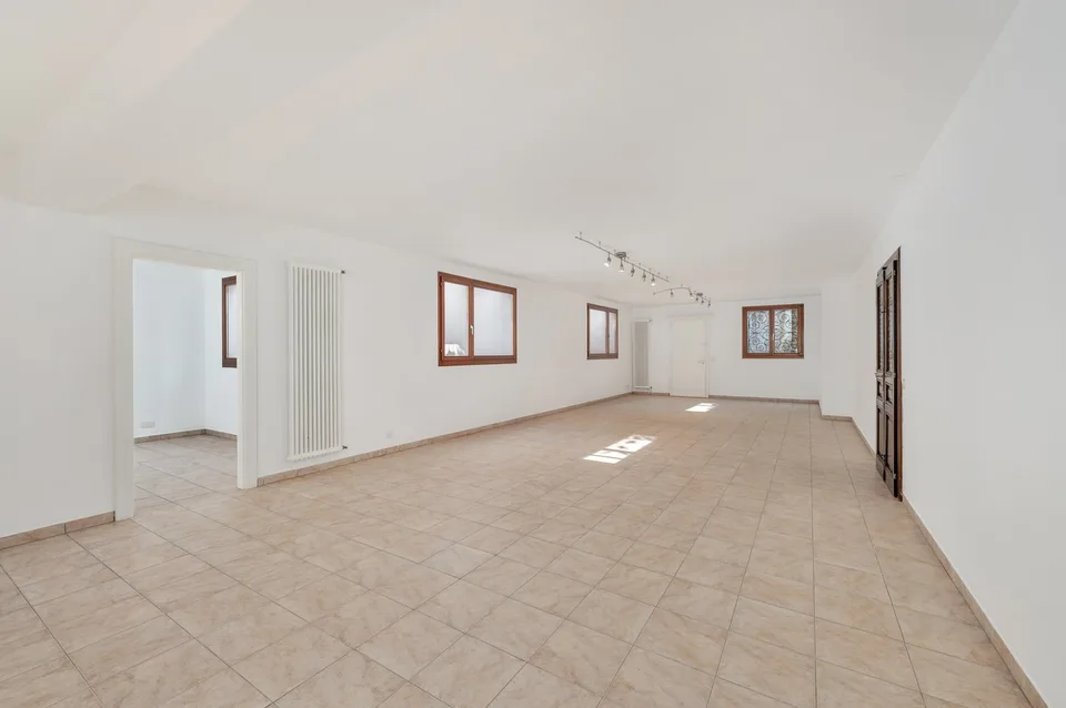 Villa im mediterranen Stil, nur zwei Schritte vom See und dem Park von Figino entfernt