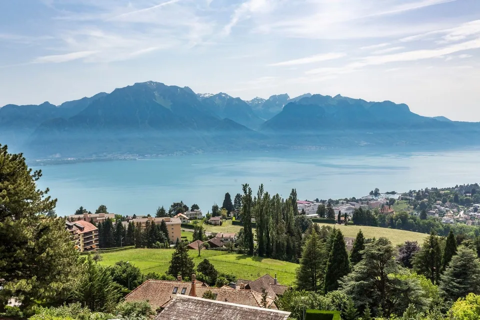Superbe villa contemporaine avec vue à 180 sur le lac et les Alpes