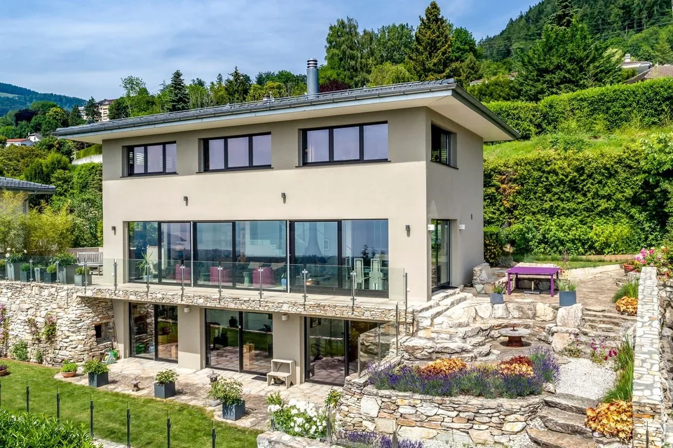 Superbe Villa im modernen Stil mit 180-Grad-Blick auf den See und die Alpen