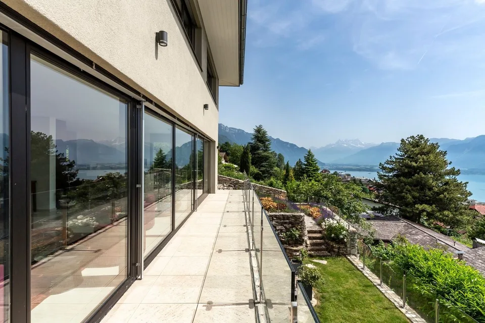 Prächtige moderne Villa mit 180-Grad-Blick auf den See und die Alpen – Foto 7 von 26