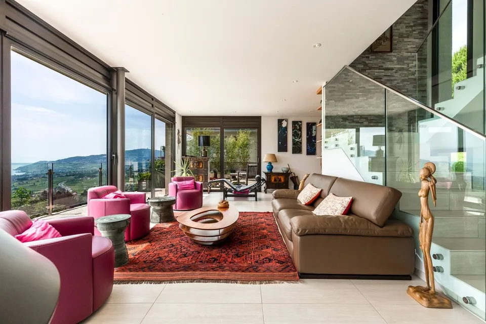 Superbe Villa im modernen Stil mit 180-Grad-Blick auf den See und die Alpen