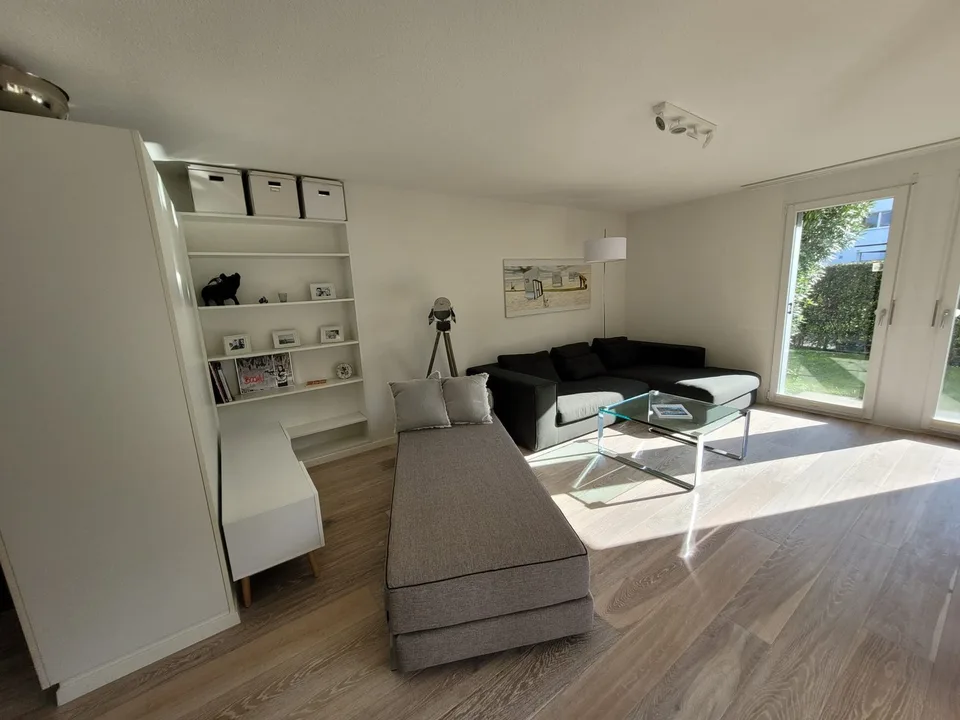 Affascinante appartamento di giardino di 3,5 locali con terrazza e giardino compreso parcheggio