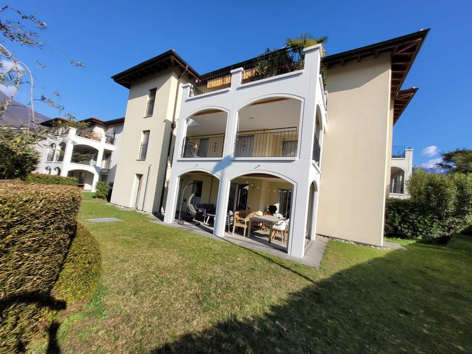 Affascinante appartamento di giardino di 3,5 locali con terrazza e giardino compreso parcheggio