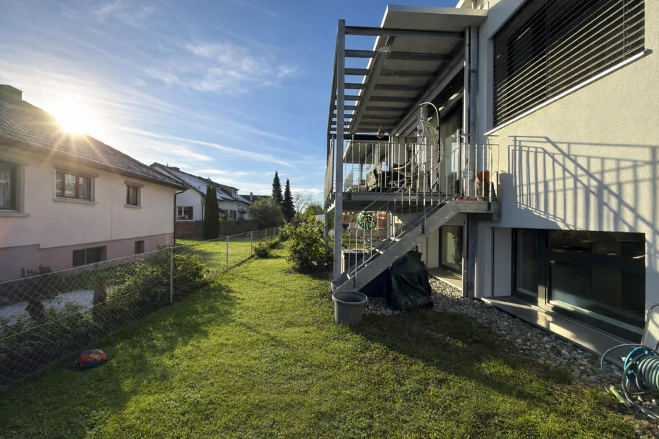 ATTRAKTIVE UND GROSSZÜGIGE HOCHPARTERREWOHNUNG MIT GARTENANTEIL