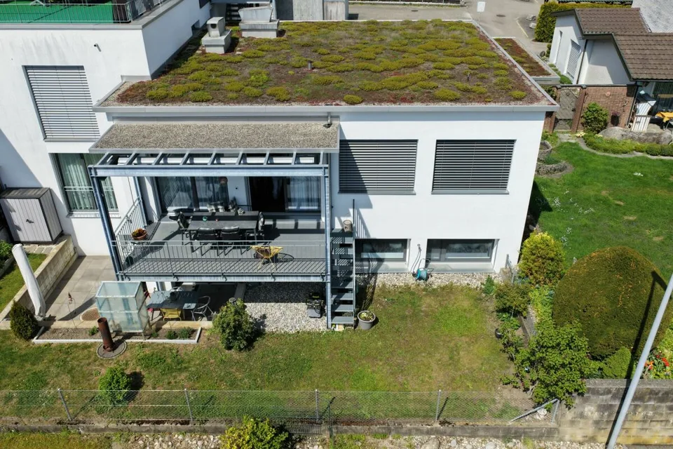 Appartamento in alto parterre attraente e spazioso con parte di giardino