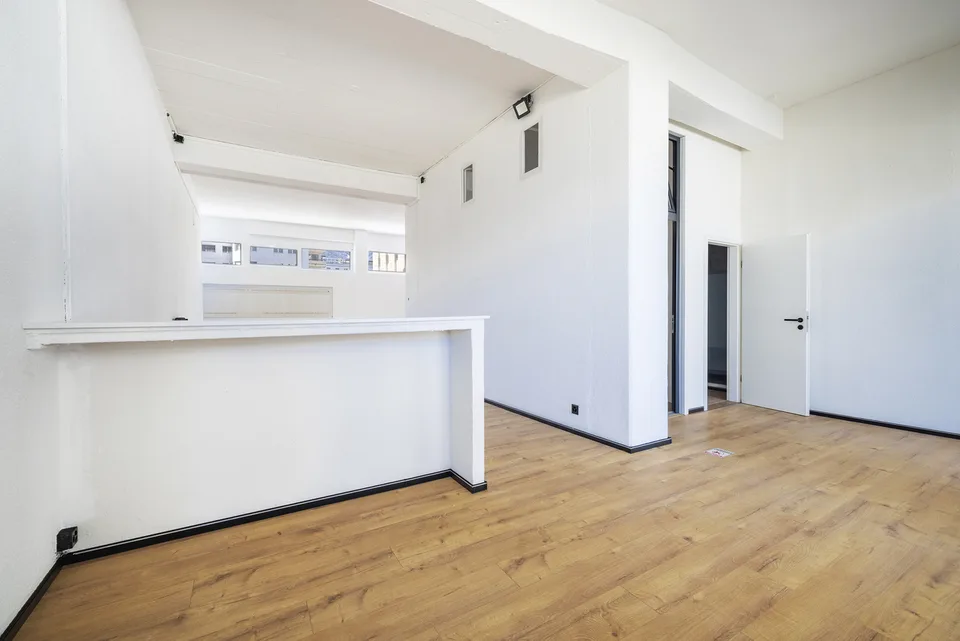 LOCAUX COMMERCIAUX IDEALEMENT SITUES A COTE DE LA PLACE DE ROME – foto 8 di 13