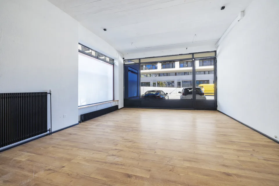 LOCAUX COMMERCIAUX IDEALEMENT SITUES A COTE DE LA PLACE DE ROME – foto 10 di 13