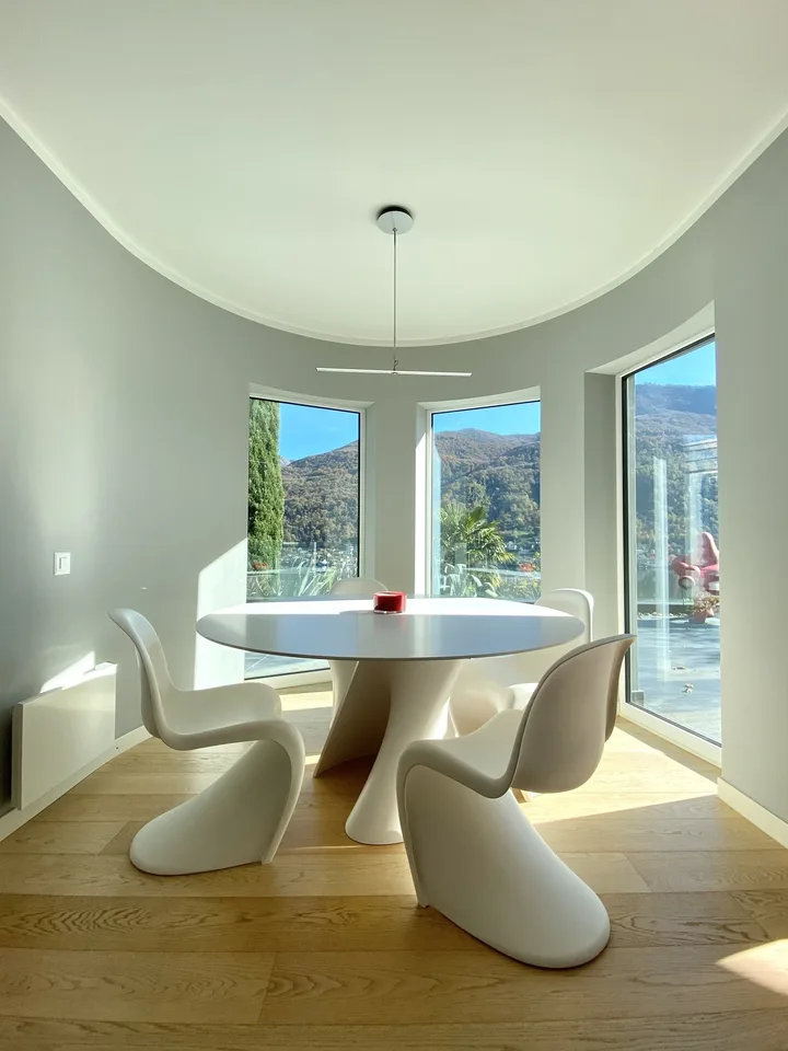 Villa elegante con spa e piscina privati con vista sul lago